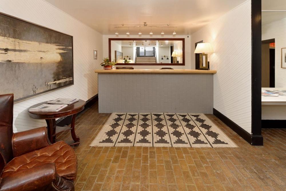Independence Square 213, Spacious Hotel Room With 2 Queen Beds, Wet Bar, And Sitting Area Aspen Exteriér fotografie