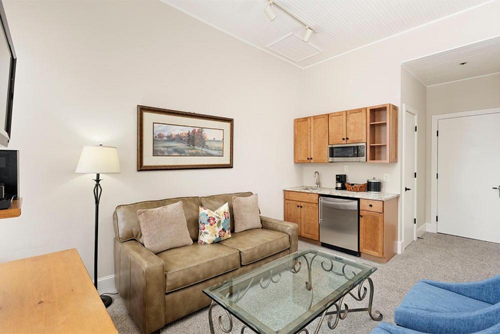 Independence Square 213, Spacious Hotel Room With 2 Queen Beds, Wet Bar, And Sitting Area Aspen Exteriér fotografie